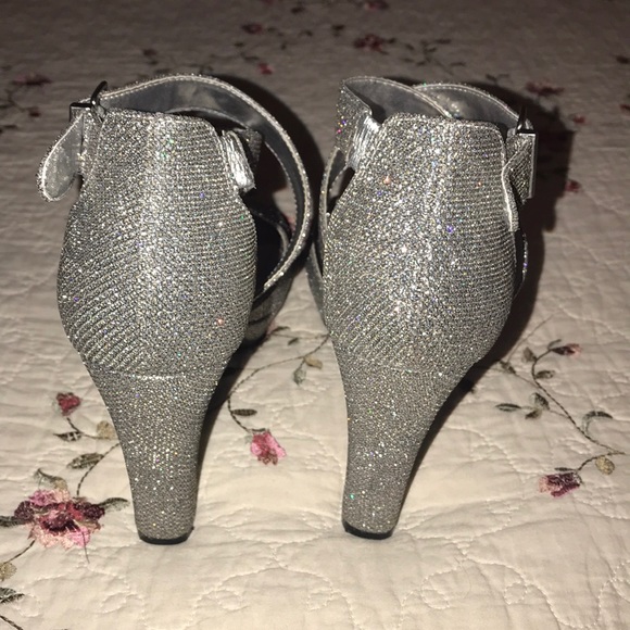 Dress sandal with cross straps - Picture 5 of 5